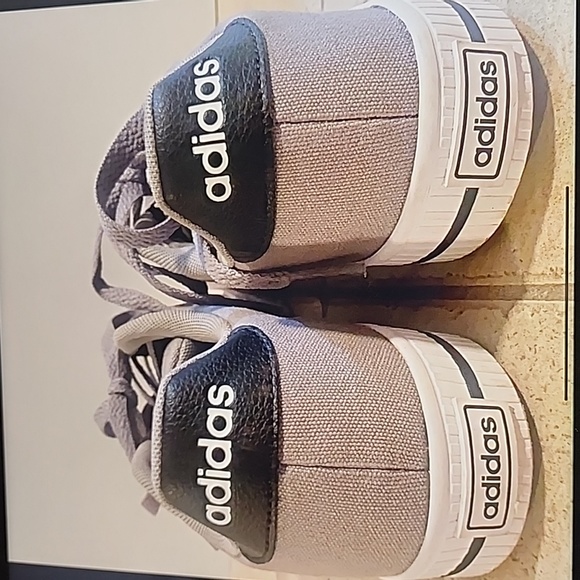 Like New!! Adidas Sneakers Unisex, Woman's Sz 5 in tag - Picture 3 of 11